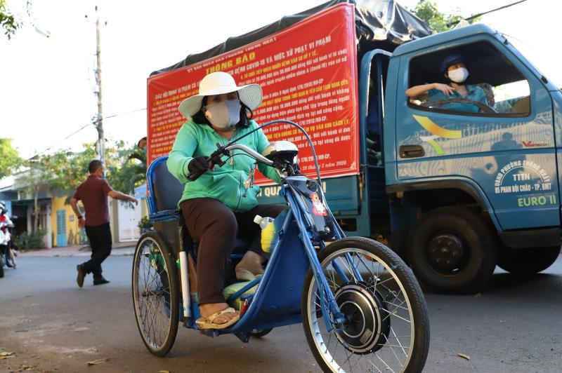 Đắk Lắk: Phát gạo cho người nghèo bằng ô tô để tránh tập trung đông người - 6