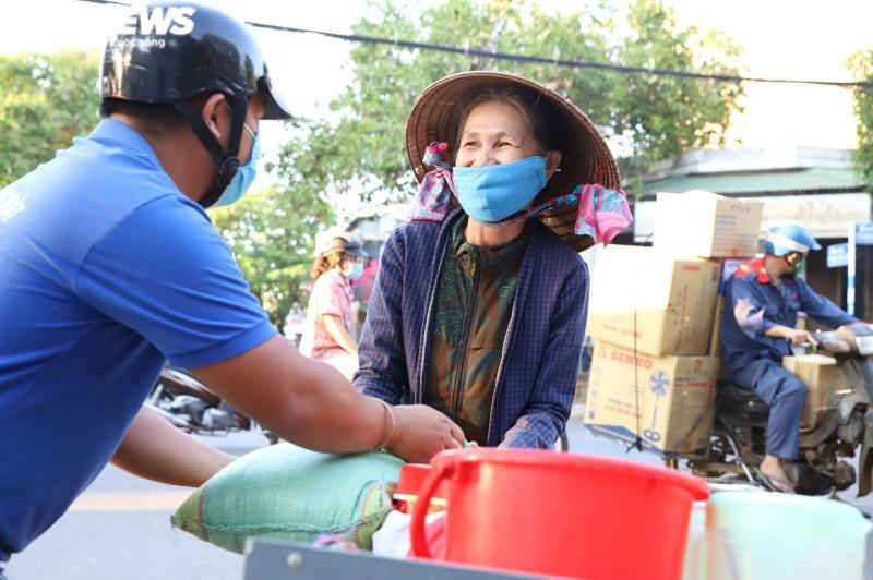 Đắk Lắk: Phát gạo cho người nghèo bằng ô tô để tránh tập trung đông người - 7