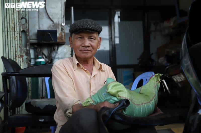 Đắk Lắk: Phát gạo cho người nghèo bằng ô tô để tránh tập trung đông người - 8