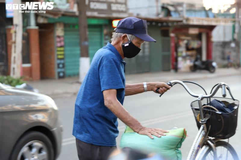 Đắk Lắk: Phát gạo cho người nghèo bằng ô tô để tránh tập trung đông người - 10