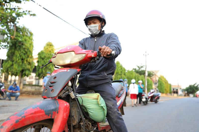 Đắk Lắk: Phát gạo cho người nghèo bằng ô tô để tránh tập trung đông người - 11