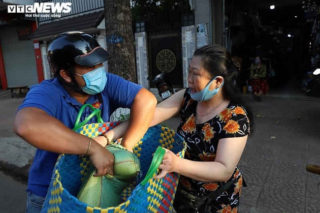 Đắk Lắk: Phát gạo cho người nghèo bằng ô tô để tránh tập trung đông người