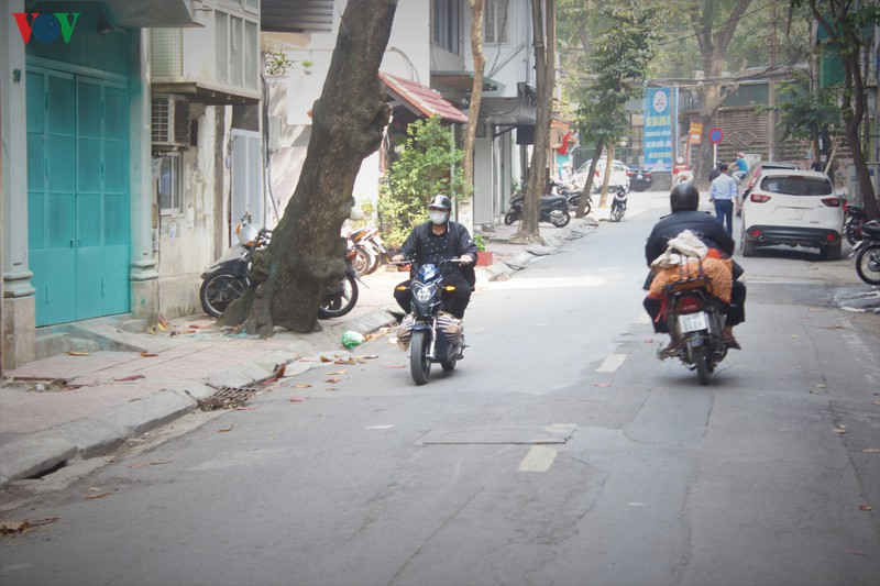 sáng nay, nhiều cửa hàng dịch vụ không thiết yếu ở hà nội vẫn mở cửa hình 1 sang nay, nhieu cua hang dich vu khong thiet yeu o ha noi van mo cua hinh 1