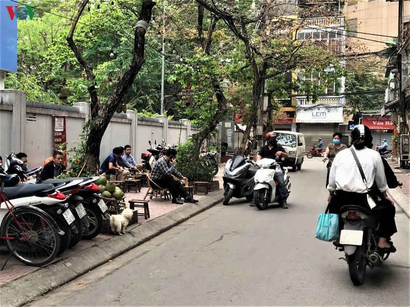 sáng nay, nhiều cửa hàng dịch vụ không thiết yếu ở hà nội vẫn mở cửa hình 2 sang nay, nhieu cua hang dich vu khong thiet yeu o ha noi van mo cua hinh 2