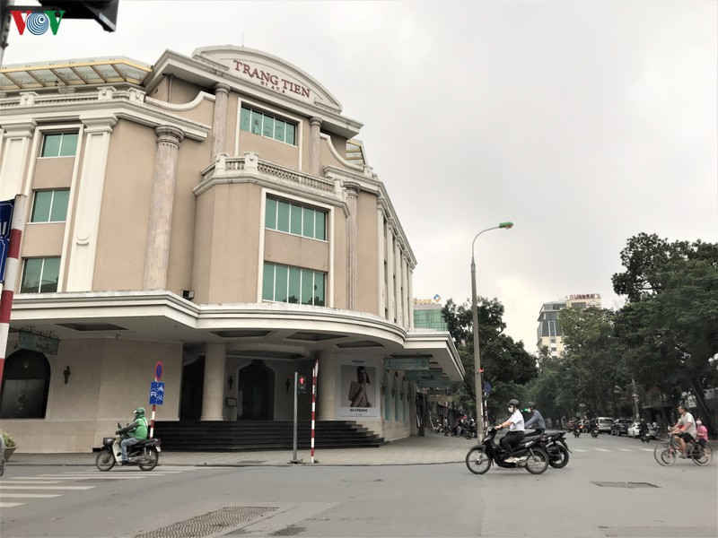 sáng nay, nhiều cửa hàng dịch vụ không thiết yếu ở hà nội vẫn mở cửa hình 11 sang nay, nhieu cua hang dich vu khong thiet yeu o ha noi van mo cua hinh 11