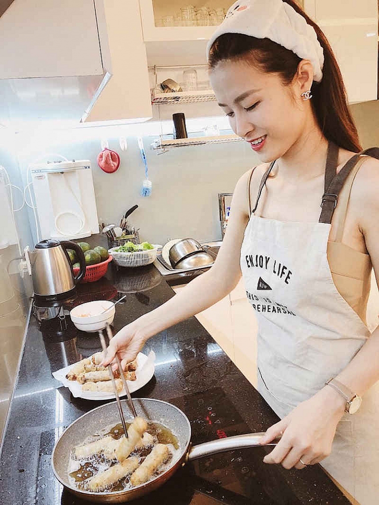 Giật mình với kiểu trang điểm già nua xuống sắc của vợ chồng Đông Nhi