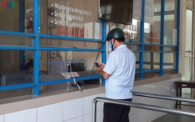 Ga Đông Hà từ chối bán vé cho khách không đeo khẩu trang, kê khai y tế