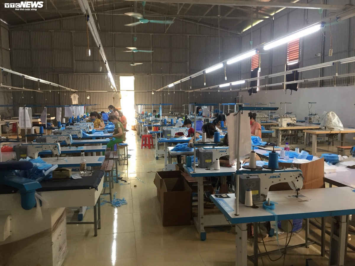 C&ocirc;ng an mật phục nhiều ng&agrave;y, thu giữ h&agrave;ng ngh&igrave;n khẩu trang kh&ocirc;ng ph&eacute;p - 1