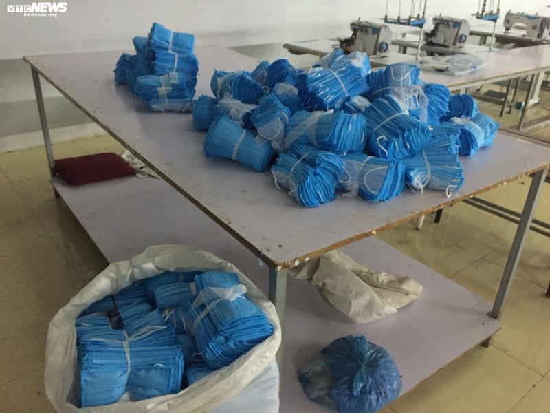 C&ocirc;ng an mật phục nhiều ng&agrave;y, thu giữ h&agrave;ng ngh&igrave;n khẩu trang kh&ocirc;ng ph&eacute;p - 2