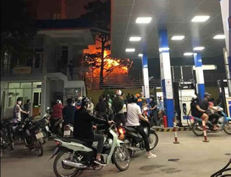 Vụ ch&aacute;y tầng tum của một ng&ocirc;i nh&agrave; ở gần c&acirc;y xanh Nam Đồng,(quận Đống Đa, H&agrave; Nội) khiến nhiều người lo sợ