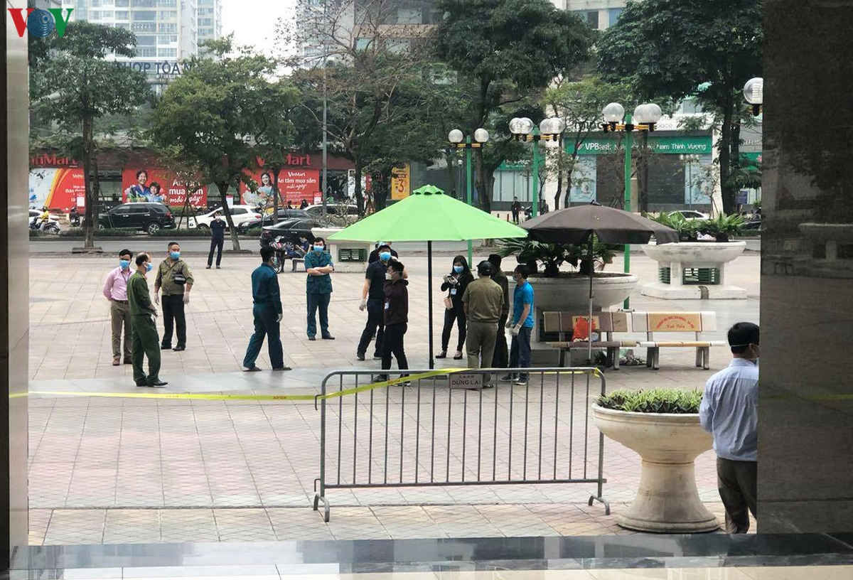 ha noi phong toa ca toa nha 34t vi co 1 nguoi nghi mac covid-19 hinh 1