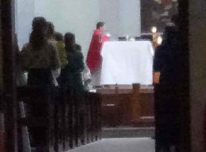 Đang c&aacute;ch ly to&agrave;n x&atilde; hội, nhiều gi&aacute;o xứ H&agrave; Tĩnh vẫn h&agrave;nh lễ với h&agrave;ng trăm người - 2