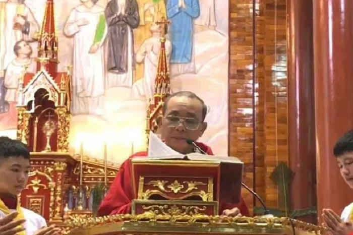 Đang c&aacute;ch ly to&agrave;n x&atilde; hội, nhiều gi&aacute;o xứ H&agrave; Tĩnh vẫn h&agrave;nh lễ với h&agrave;ng trăm người - 4