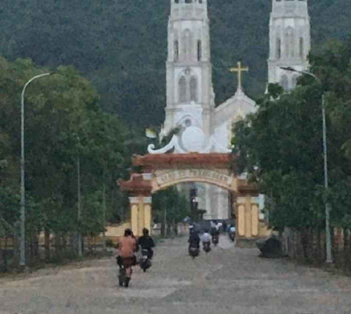 Đang c&aacute;ch ly to&agrave;n x&atilde; hội, nhiều gi&aacute;o xứ H&agrave; Tĩnh vẫn h&agrave;nh lễ với h&agrave;ng trăm người - 5