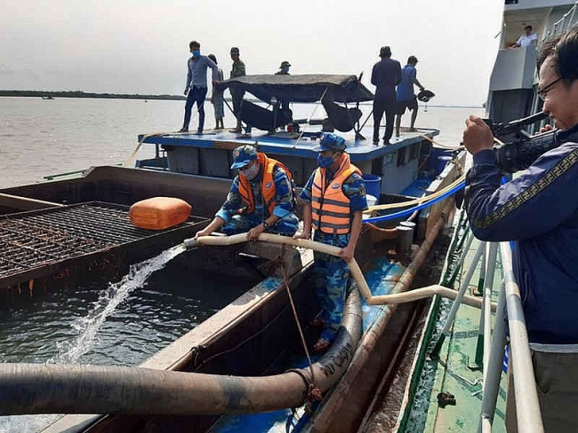 Tàu 936 - Học viện Hải quân tiếp tục sát cánh cùng bà con vùng hạn mặn