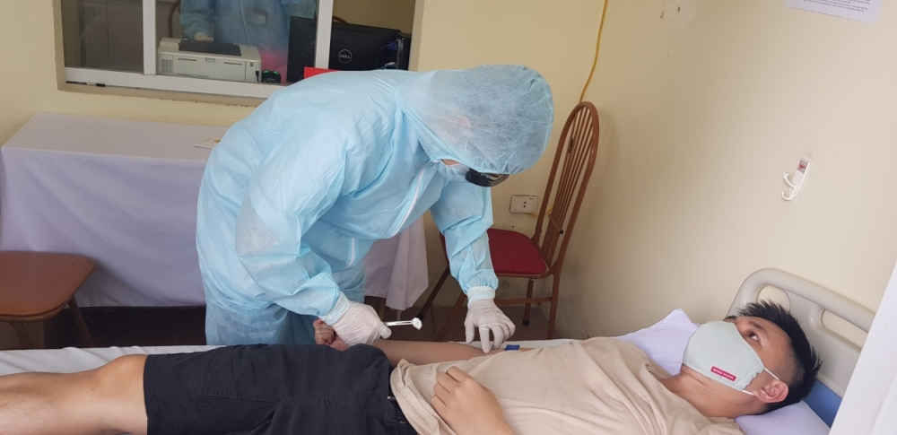 Y, b&aacute;c sĩ Bệnh viện Y học cổ truyền, Bộ C&ocirc;ng an kh&aacute;m bệnh cho người d&acirc;n