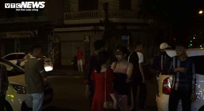 Ảnh: L&atilde;nh đạo Bu&ocirc;n Ma Thuột kiểm tra, xử l&yacute; c&aacute;c điểm tụ tập đ&ocirc;ng người - 4