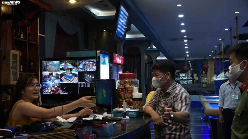 Ảnh: L&atilde;nh đạo Bu&ocirc;n Ma Thuột kiểm tra, xử l&yacute; c&aacute;c điểm tụ tập đ&ocirc;ng người - 7