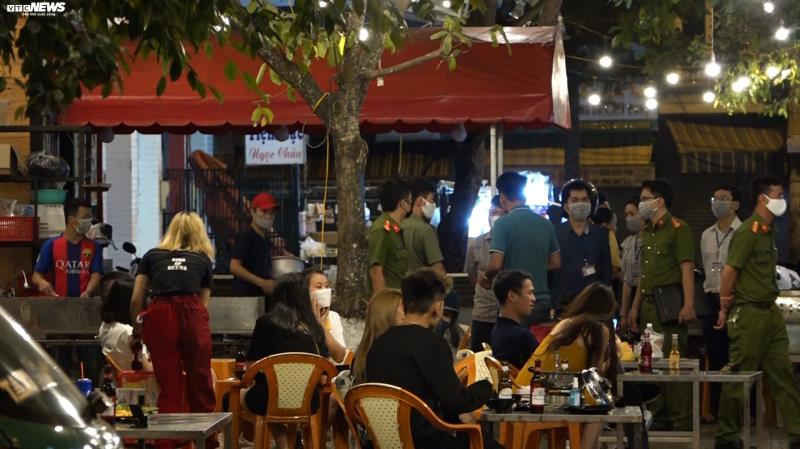 Ảnh: L&atilde;nh đạo Bu&ocirc;n Ma Thuột kiểm tra, xử l&yacute; c&aacute;c điểm tụ tập đ&ocirc;ng người - 10