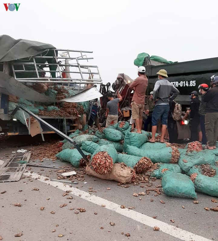 hai xe tai doi dau kinh hoang o nghe an khien 2 nguoi tu vong tai cho hinh 1