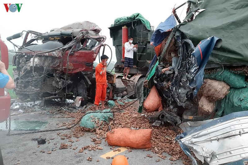 hai xe tai doi dau kinh hoang o nghe an khien 2 nguoi tu vong tai cho hinh 2
