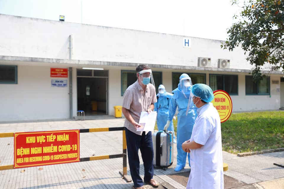 Bệnh nh&acirc;n thứ 17 v&agrave; 26 ca mắc Covid-19 xuất viện s&aacute;ng nay - 1