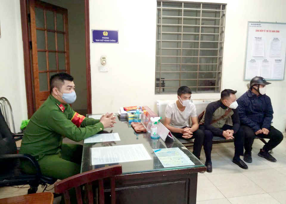 C&aacute;c trường hợp kh&ocirc;ng đeo khẩu trang tại nơi c&ocirc;ng cộng đều được đưa về trụ sở c&ocirc;ng an phường H&agrave;ng Trống (Ho&agrave;n Kiếm, H&agrave; Nội), để xử phạt vi phạm h&agrave;nh ch&iacute;nh