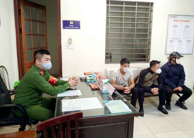 Hà Nội: Nhiều trường hợp bị xử phạt hành chính vì không đeo khẩu trang để phòng dịch Covid-19