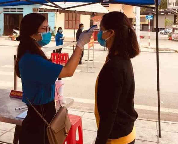 Đo&agrave;n vi&ecirc;n thanh ni&ecirc;n th&agrave;nh phố M&oacute;ng C&aacute;i thực hiện đo th&acirc;n nhiệt v&agrave; k&ecirc; khai y tế đối với người d&acirc;n ra v&agrave;o c&aacute;c chốt kiểm so&aacute;t