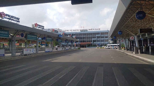 Sân bay, bến xe, nhà ga ở TP HCM vắng vẻ, ít người đi lại