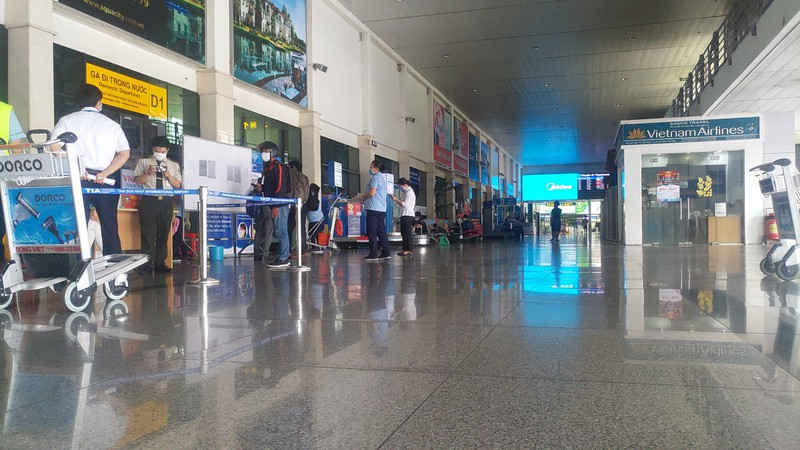 tp hcm: san bay, ben xe, nha ga tau hoa it nguoi di chuyen hinh 3