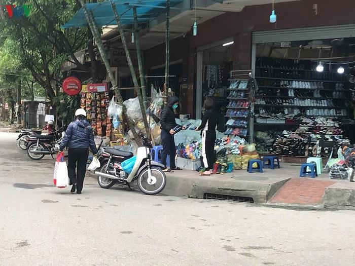 Hà Nội: Nhà nghỉ, cửa hàng không thiết yếu vẫn mở cửa - 2