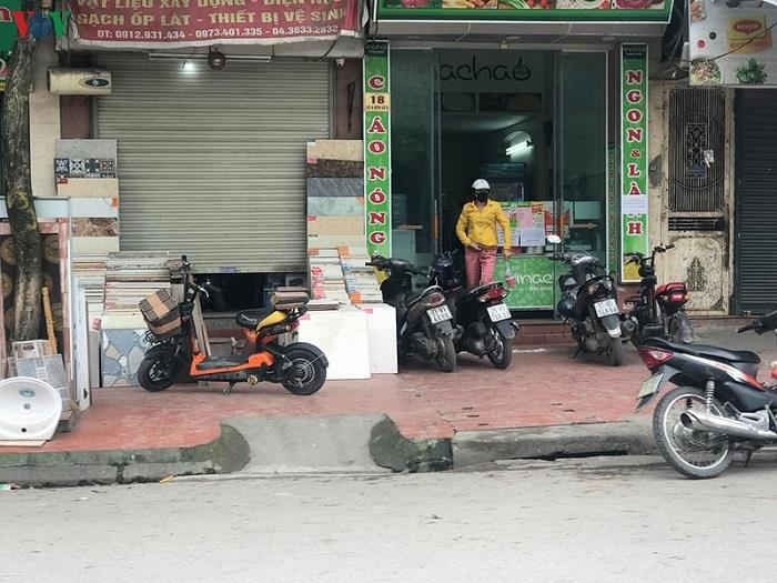 Hà Nội: Nhà nghỉ, cửa hàng không thiết yếu vẫn mở cửa - 9