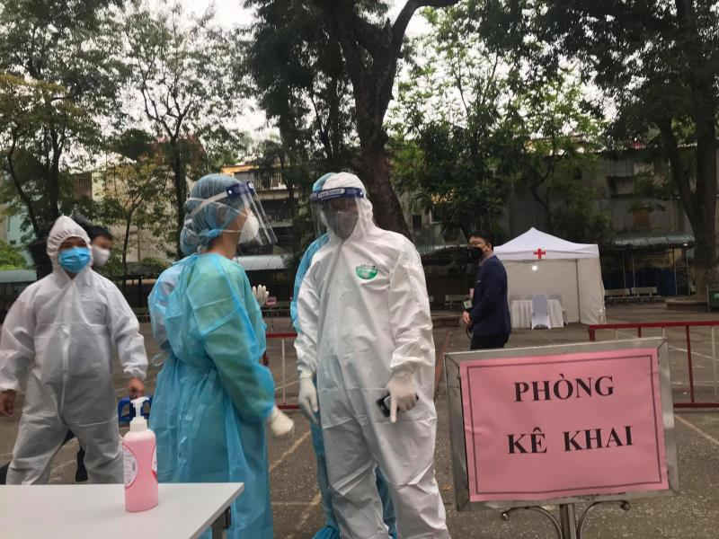 Ảnh: Trạm test nhanh 10 ph&uacute;t ở H&agrave; Nội mở cửa đ&oacute;n người d&acirc;n x&eacute;t nghiệm Covid-19 - 3