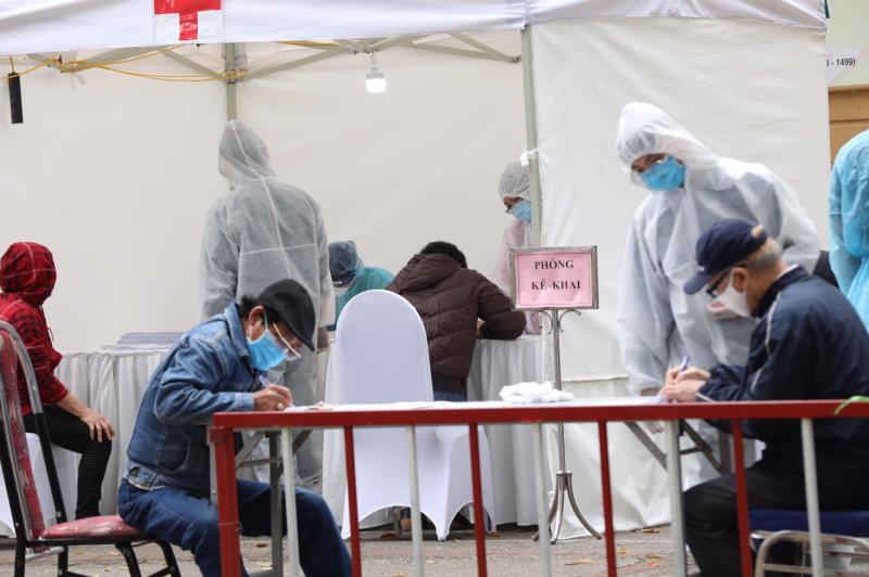 Ảnh: Trạm test nhanh 10 ph&uacute;t ở H&agrave; Nội mở cửa đ&oacute;n người d&acirc;n x&eacute;t nghiệm Covid-19 - 7