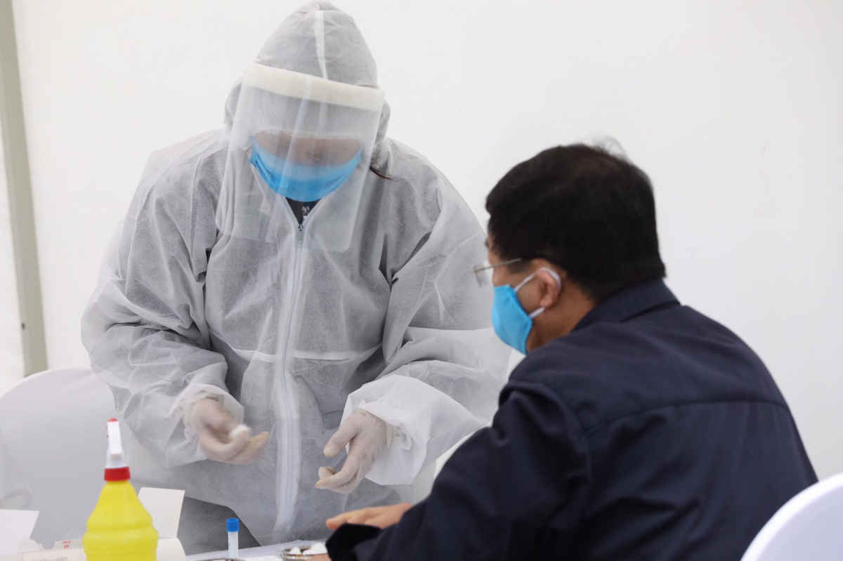 Ảnh: Trạm test nhanh 10 ph&uacute;t ở H&agrave; Nội mở cửa đ&oacute;n người d&acirc;n x&eacute;t nghiệm Covid-19 - 8