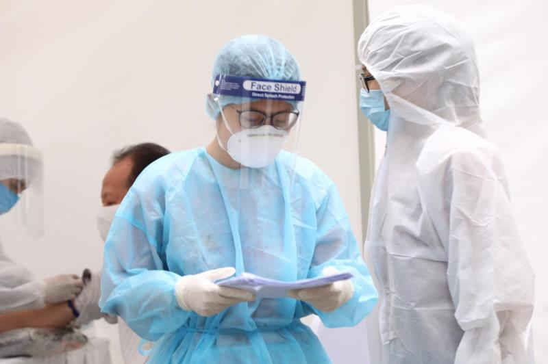 Ảnh: Trạm test nhanh 10 ph&uacute;t ở H&agrave; Nội mở cửa đ&oacute;n người d&acirc;n x&eacute;t nghiệm Covid-19 - 11