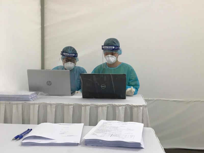 Ảnh: Trạm test nhanh 10 ph&uacute;t ở H&agrave; Nội mở cửa đ&oacute;n người d&acirc;n x&eacute;t nghiệm Covid-19 - 12