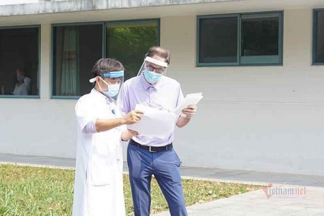 Bệnh nhân mắc Covid-19 thứ 49 xuất viện, chờ vợ khỏi bệnh cùng về nước