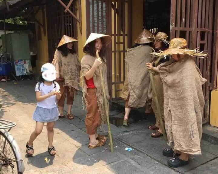 Nh&oacute;m người h&oacute;a trang th&agrave;nh ăn xin khiến d&acirc;n hoang mang ở Hội An - 2