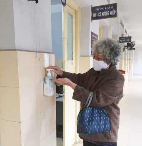 Những việc người cao tuổi cần làm để không bị COVID-19 tấn công - Ảnh 2 Những việc người cao tuổi cần làm để không bị COVID-19 tấn công - Ảnh 2