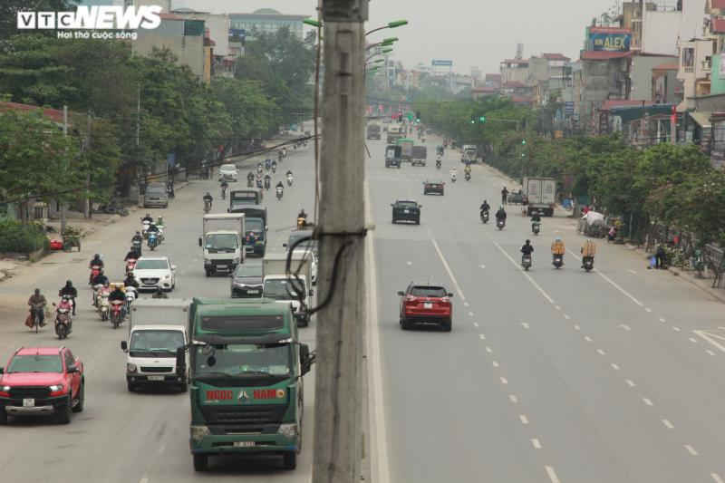 Đường phố Hà Nội vắng tanh trong ngày đầu cách ly toàn xã hội - 1