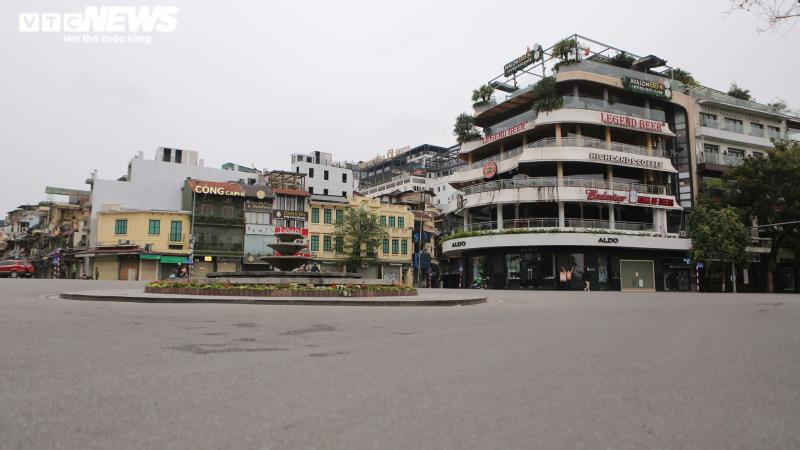 Đường phố Hà Nội vắng tanh trong ngày đầu cách ly toàn xã hội - 3