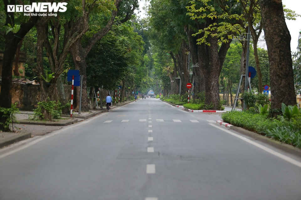 Đường phố Hà Nội vắng tanh trong ngày đầu cách ly toàn xã hội - 4