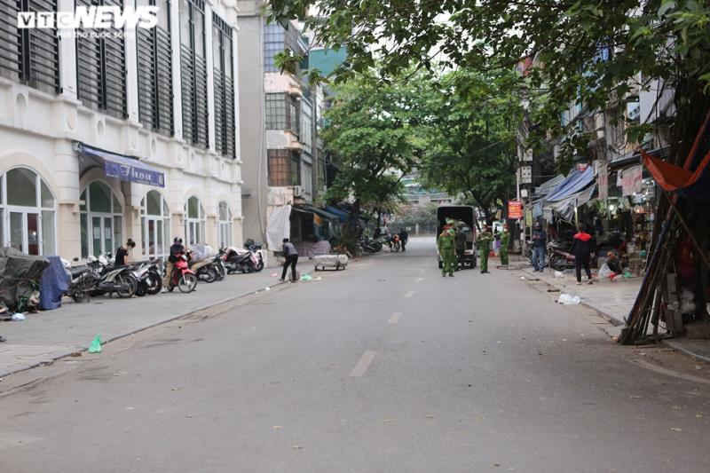 Đường phố Hà Nội vắng tanh trong ngày đầu cách ly toàn xã hội - 5