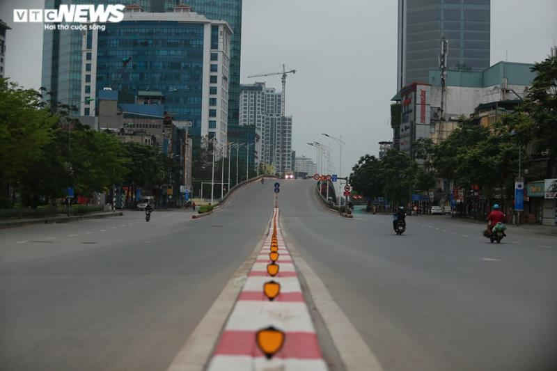 Đường phố Hà Nội vắng tanh trong ngày đầu cách ly toàn xã hội - 6