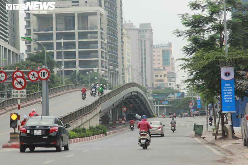 Đường phố Hà Nội vắng tanh trong ngày đầu cách ly toàn xã hội - 7