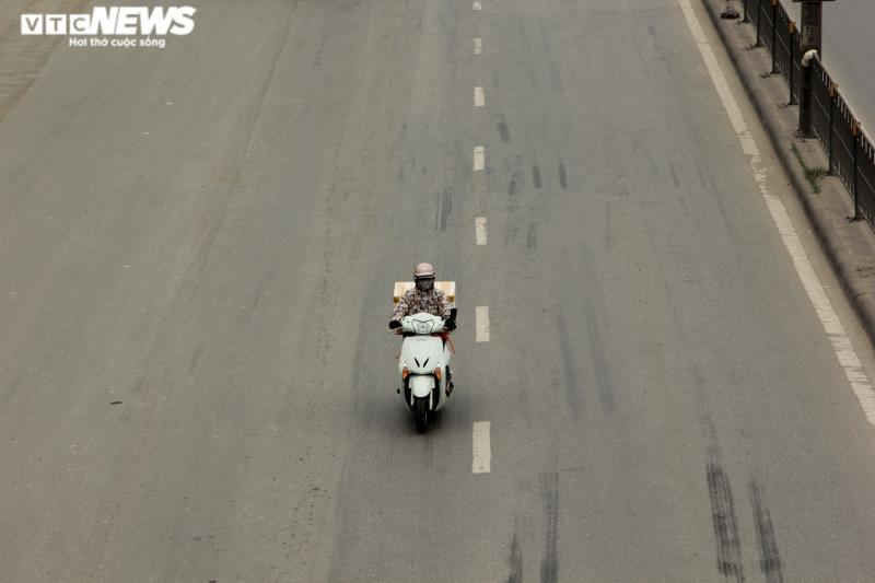 Đường phố Hà Nội vắng tanh trong ngày đầu cách ly toàn xã hội - 9