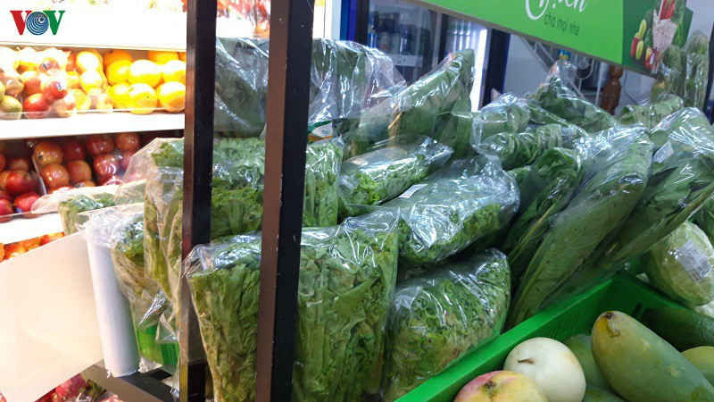 nguoi tieu dung mua sam hang hoa trong trat tu, khong co hien tuong chen lan hinh 1