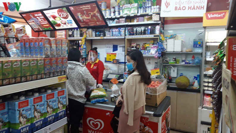 nguoi tieu dung mua sam hang hoa trong trat tu, khong co hien tuong chen lan hinh 2